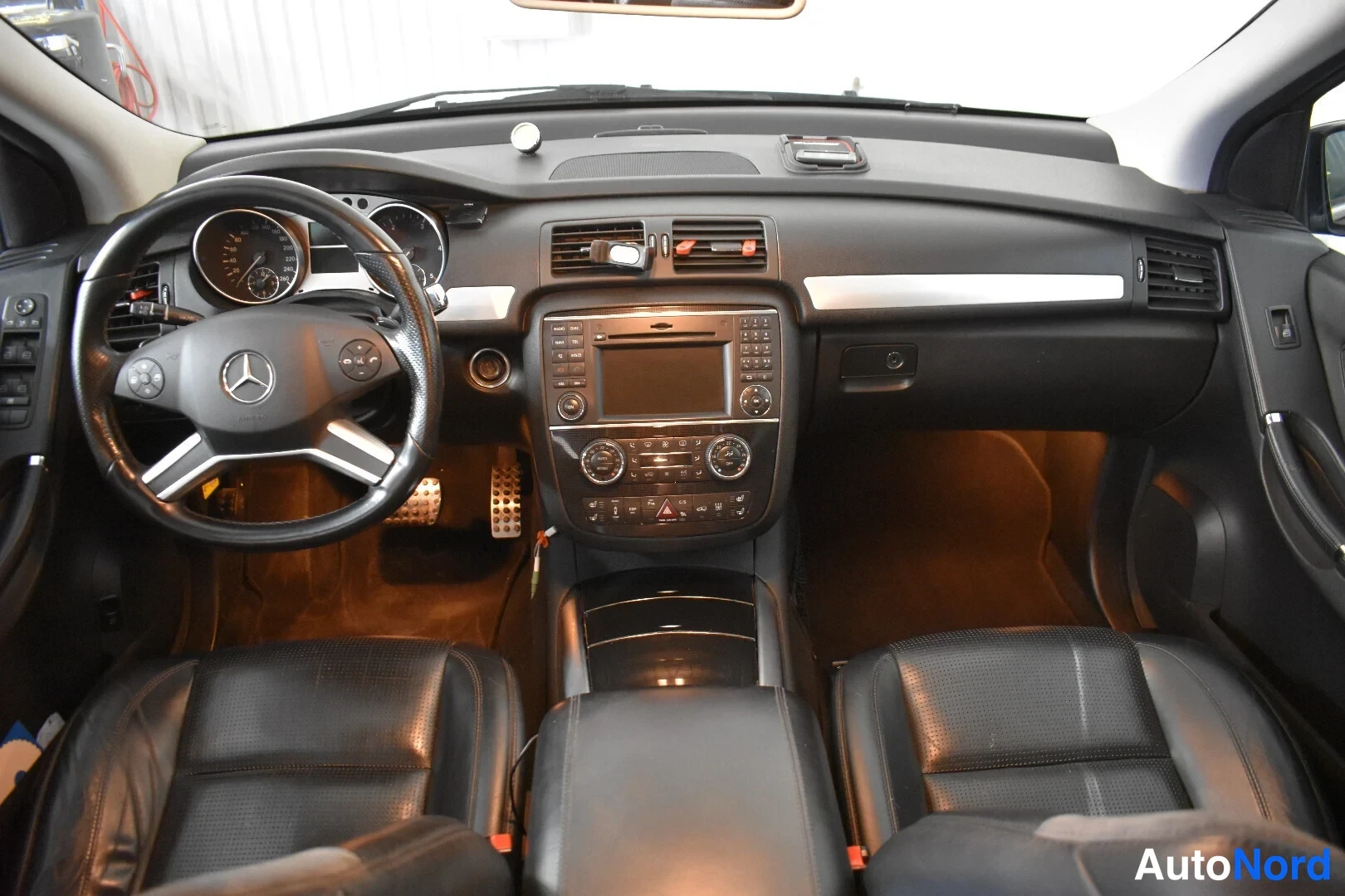 Sininen Mercedes-Benz R 2009, ohjaamo, kuva 18