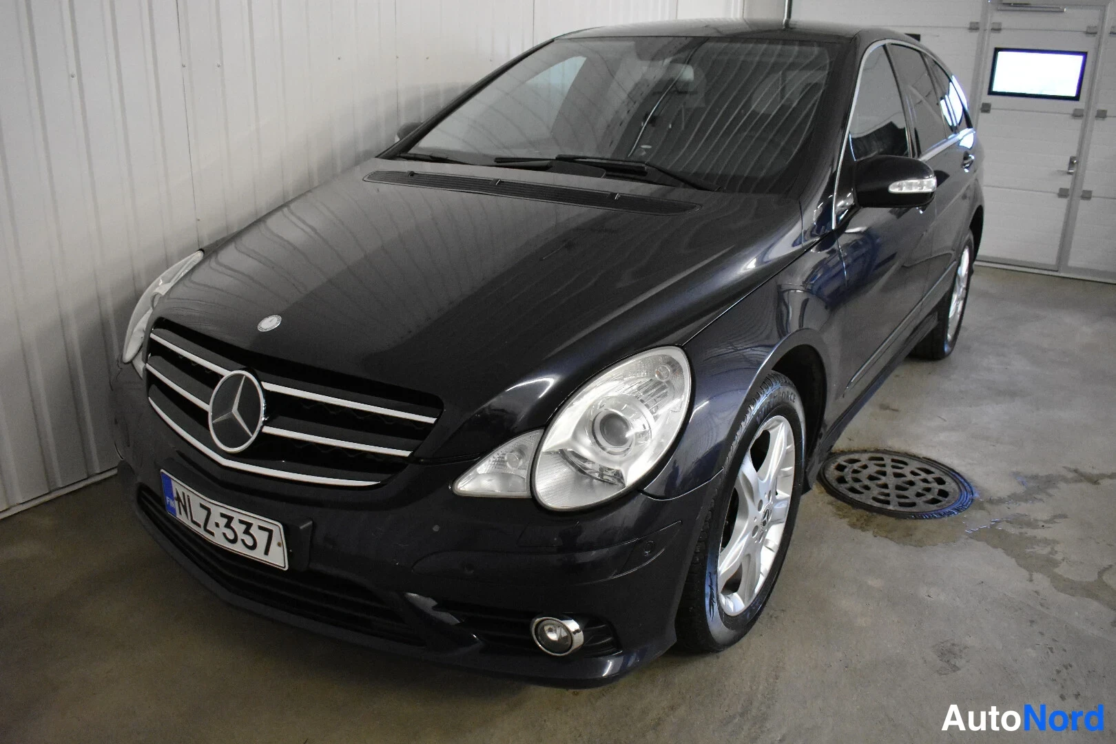 Sininen Mercedes-Benz R 2009, etuviisto, keula vasemmalle, kuva 3