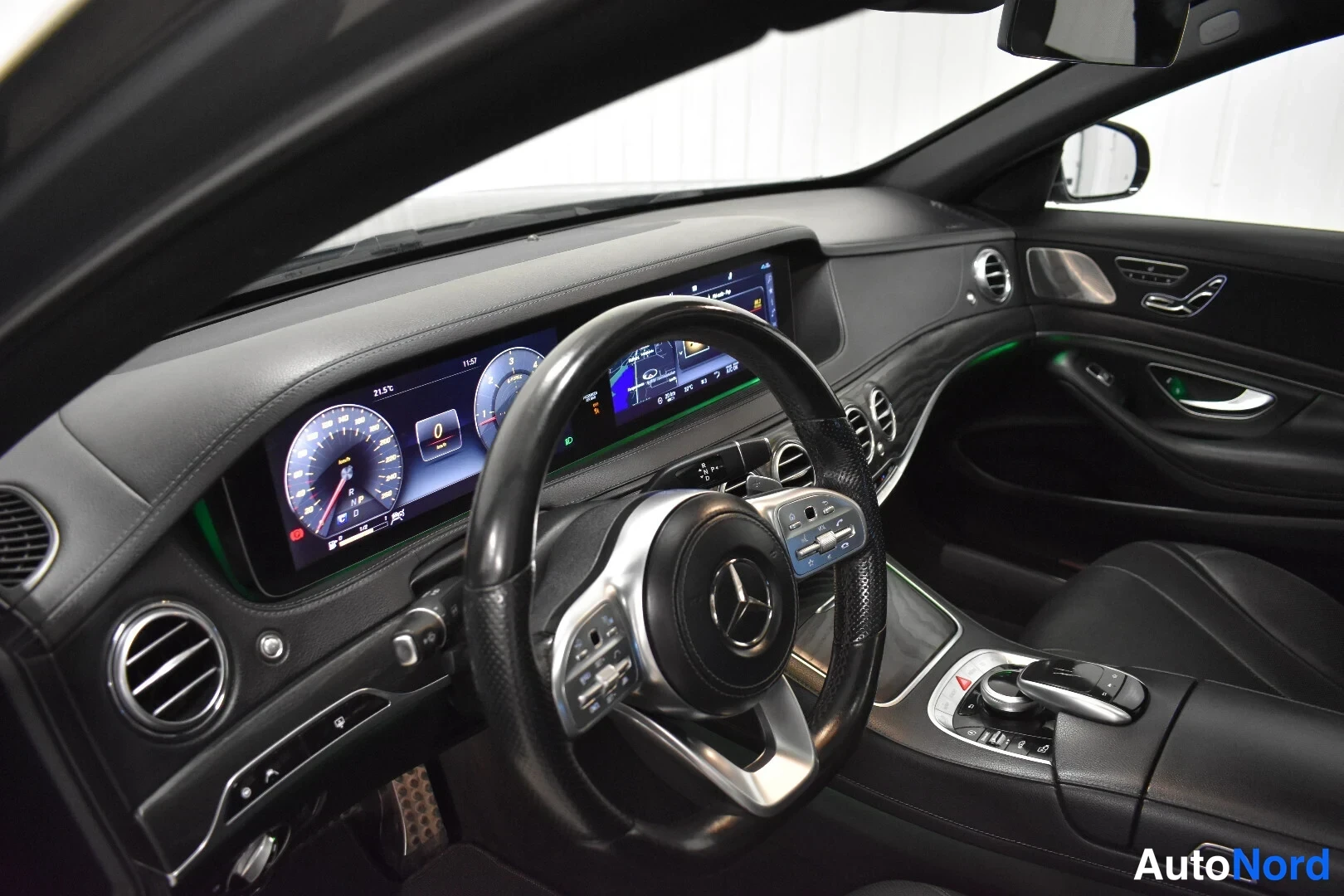 Harmaa Mercedes-Benz S 2018, ohjaamo, kuva 17