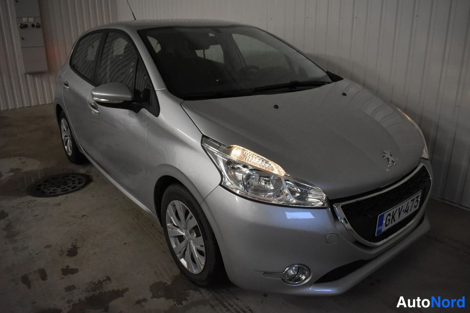 Hopea Peugeot 208 2014, etuviisto, keula oikealle, kuva 3