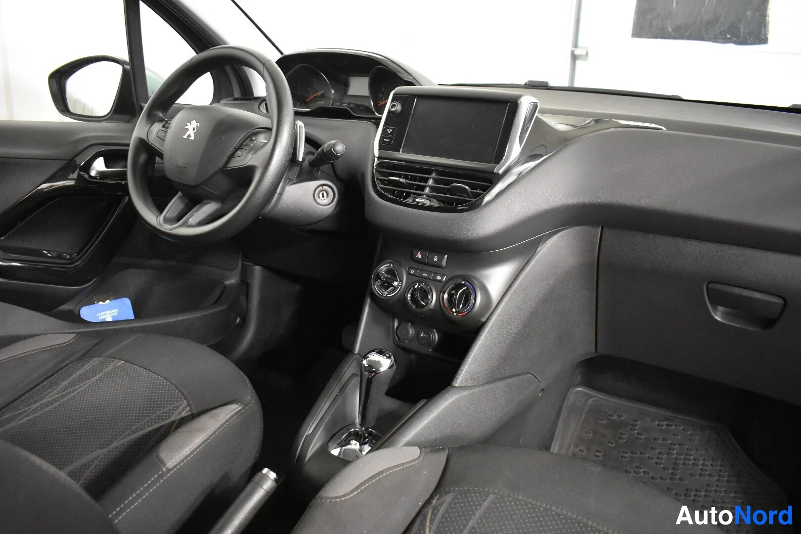 Hopea Peugeot 208 2014, ohjaamo, kuva 15