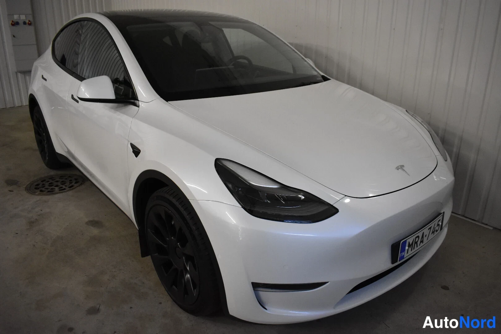 Valkoinen Tesla Model Y 2021, etuviisto, keula oikealle, kuva 2