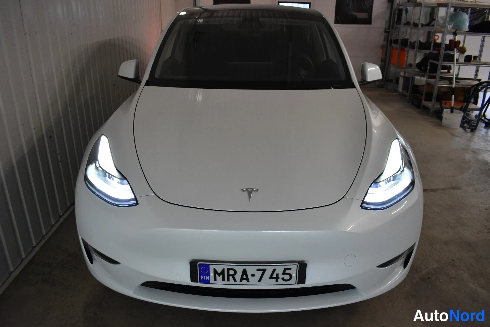 Valkoinen Tesla Model Y 2021, edestä, kuva 3