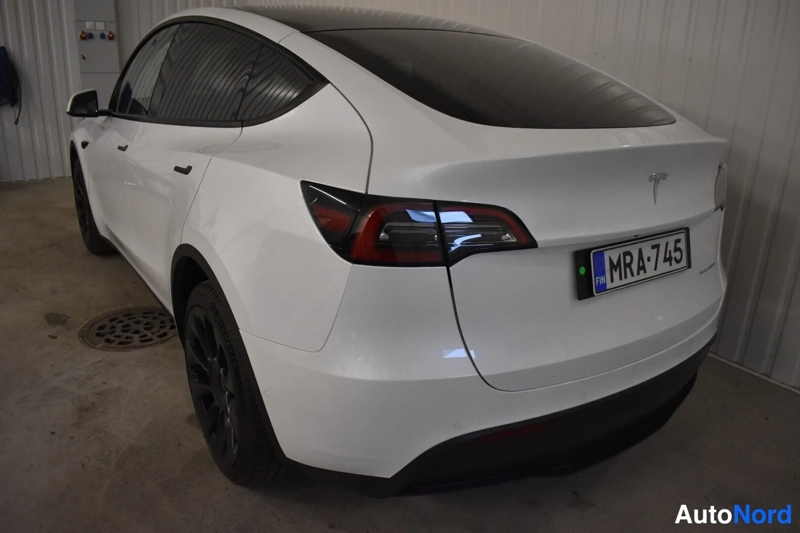 Valkoinen Tesla Model Y 2021, takaviisto, kuva 6