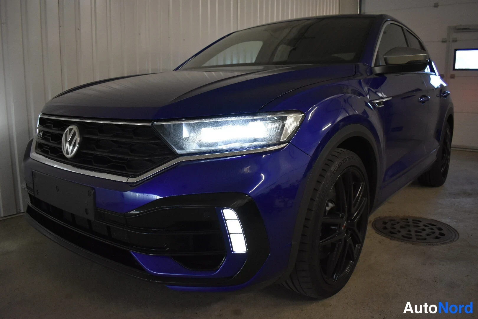 Sininen Volkswagen T-Roc 2020, etuviisto, keula vasemmalle, kuva 2