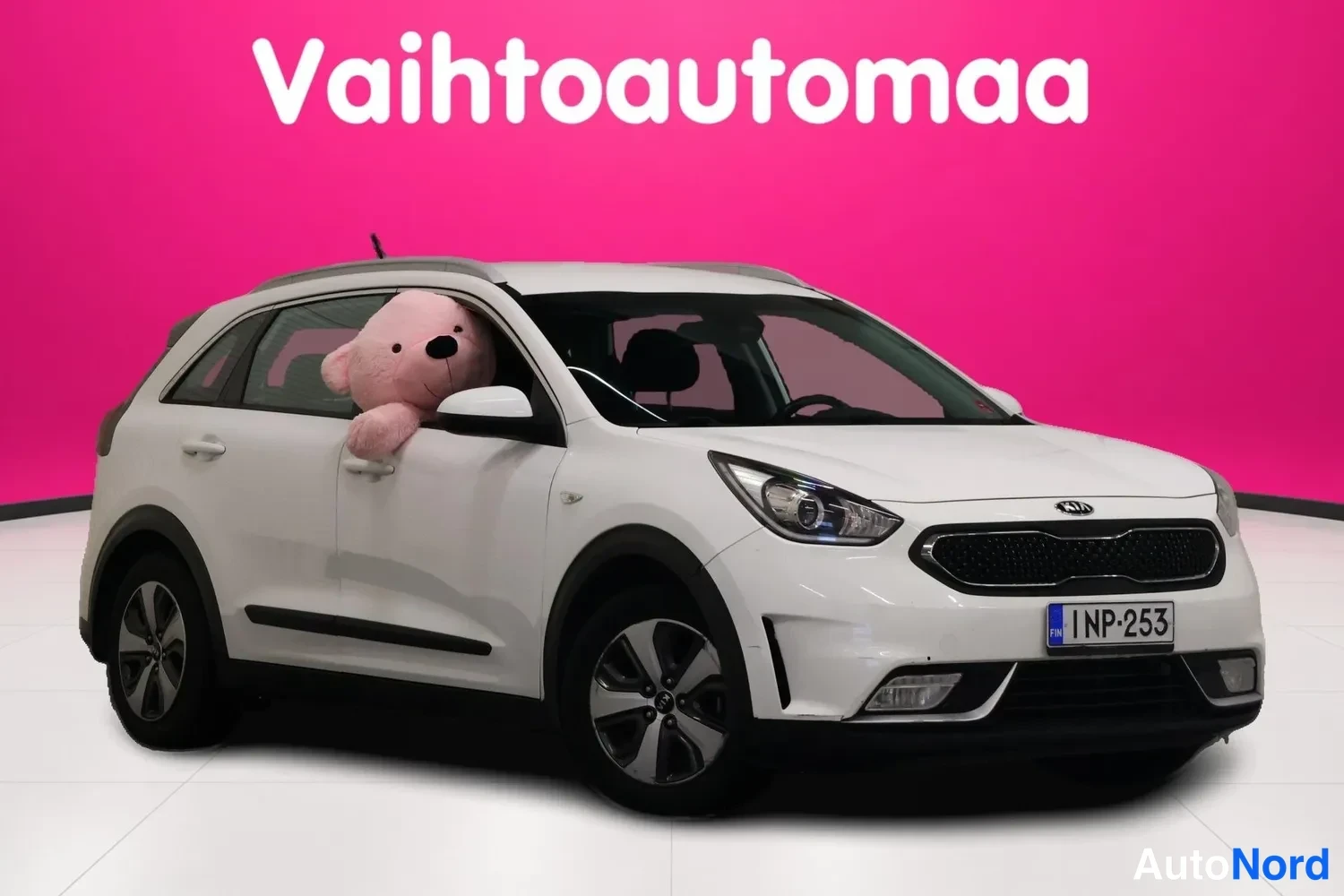 Valkoinen Kia Niro 2017, etuviisto, keula oikealle, kuva 2
