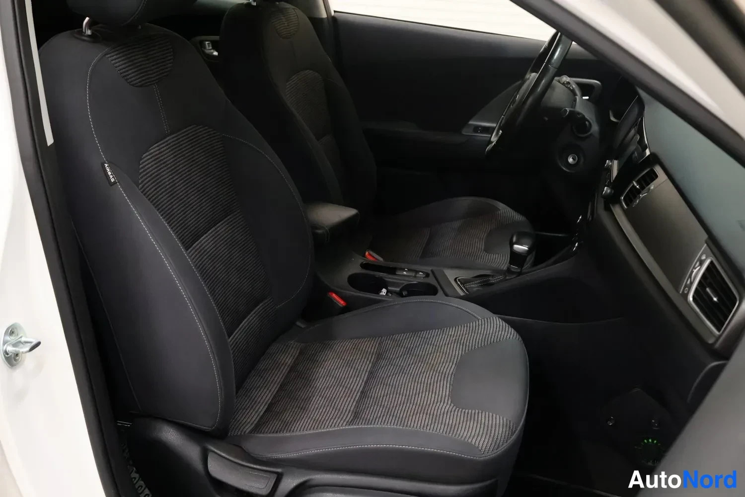 Valkoinen Kia Niro 2017, etuistuimet, kuva 11
