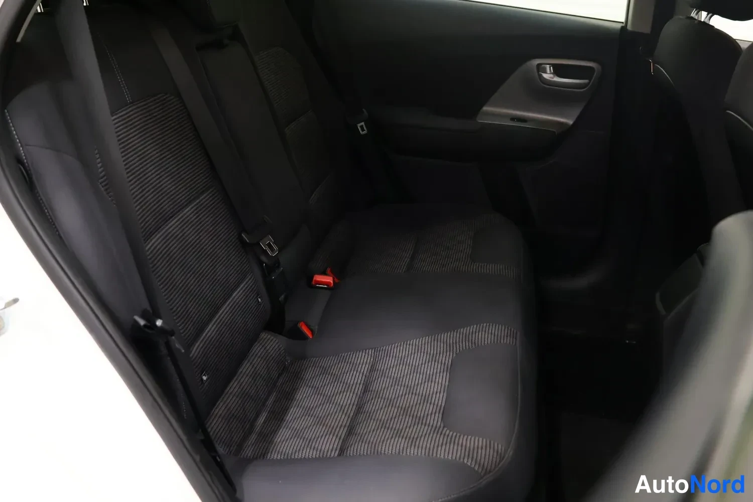 Valkoinen Kia Niro 2017, takaistuimet, kuva 12