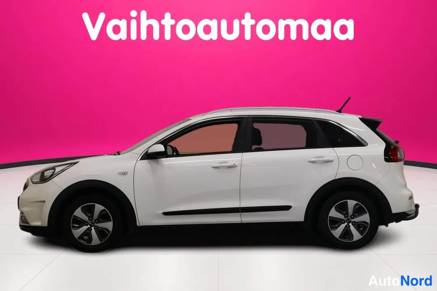 Valkoinen Kia Niro 2017, sivulta, kuva 5