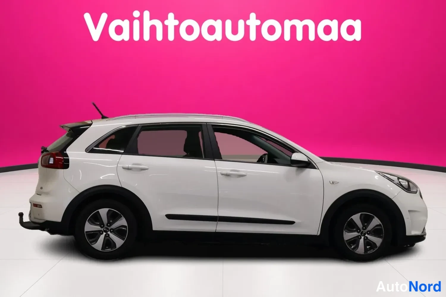 Valkoinen Kia Niro 2017, etuviisto, keula oikealle, kuva 3