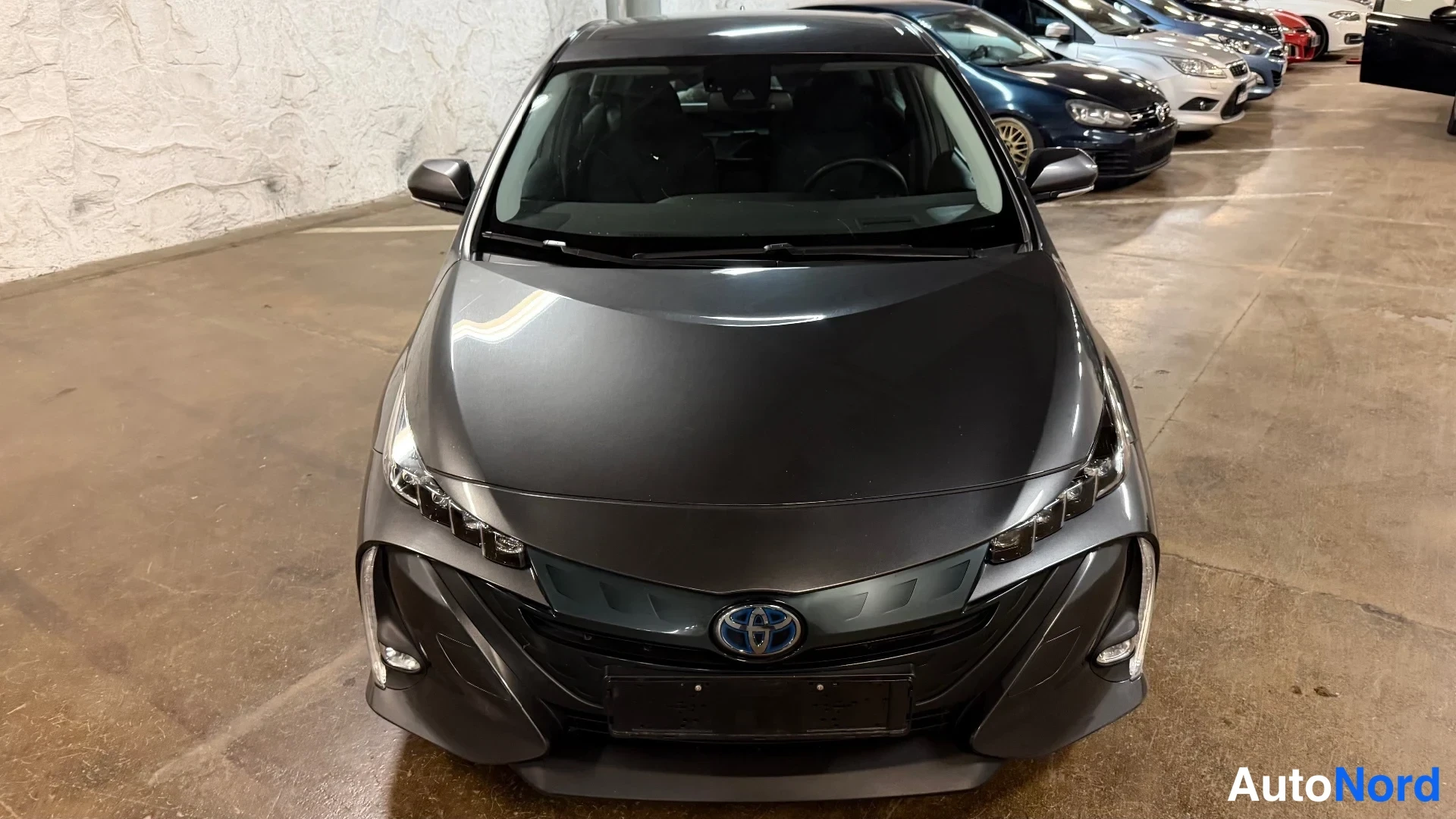 Harmaa Toyota Prius 2019, edestä, kuva 3