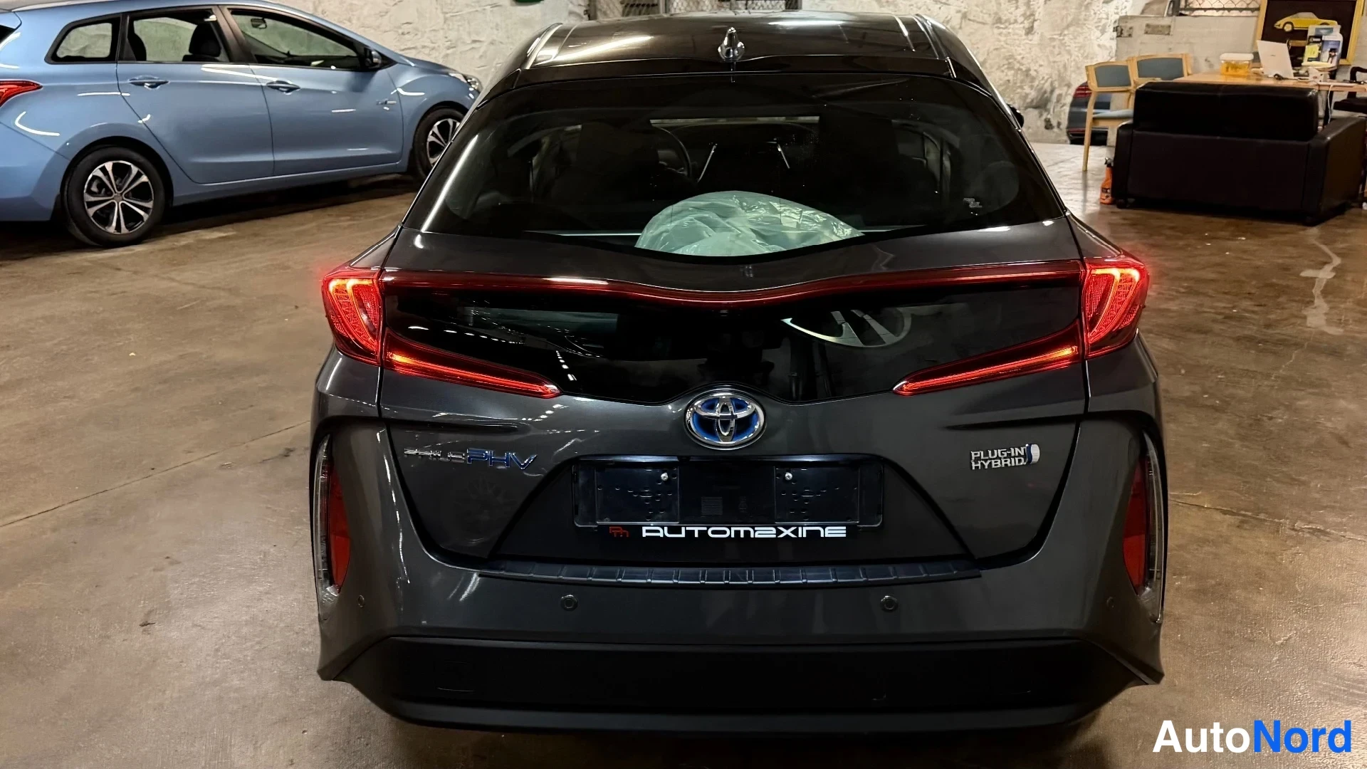 Harmaa Toyota Prius 2019, takaa, kuva 11