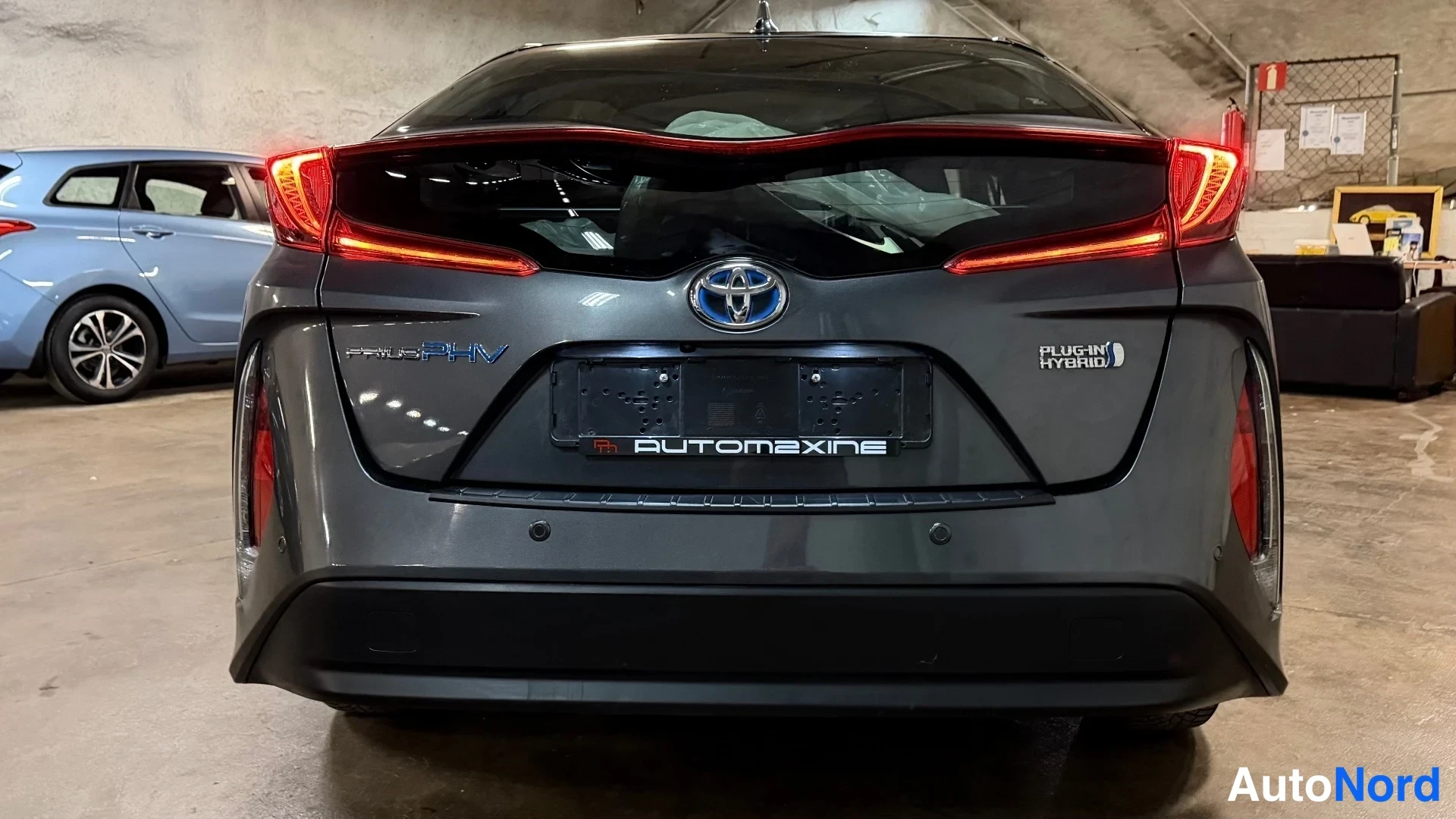 Harmaa Toyota Prius 2019, takaa, kuva 12