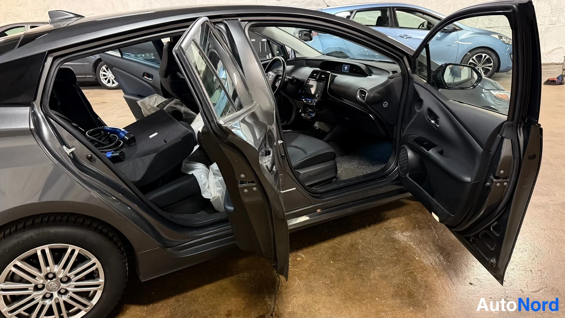 Harmaa Toyota Prius 2019, sivulta, kuva 6