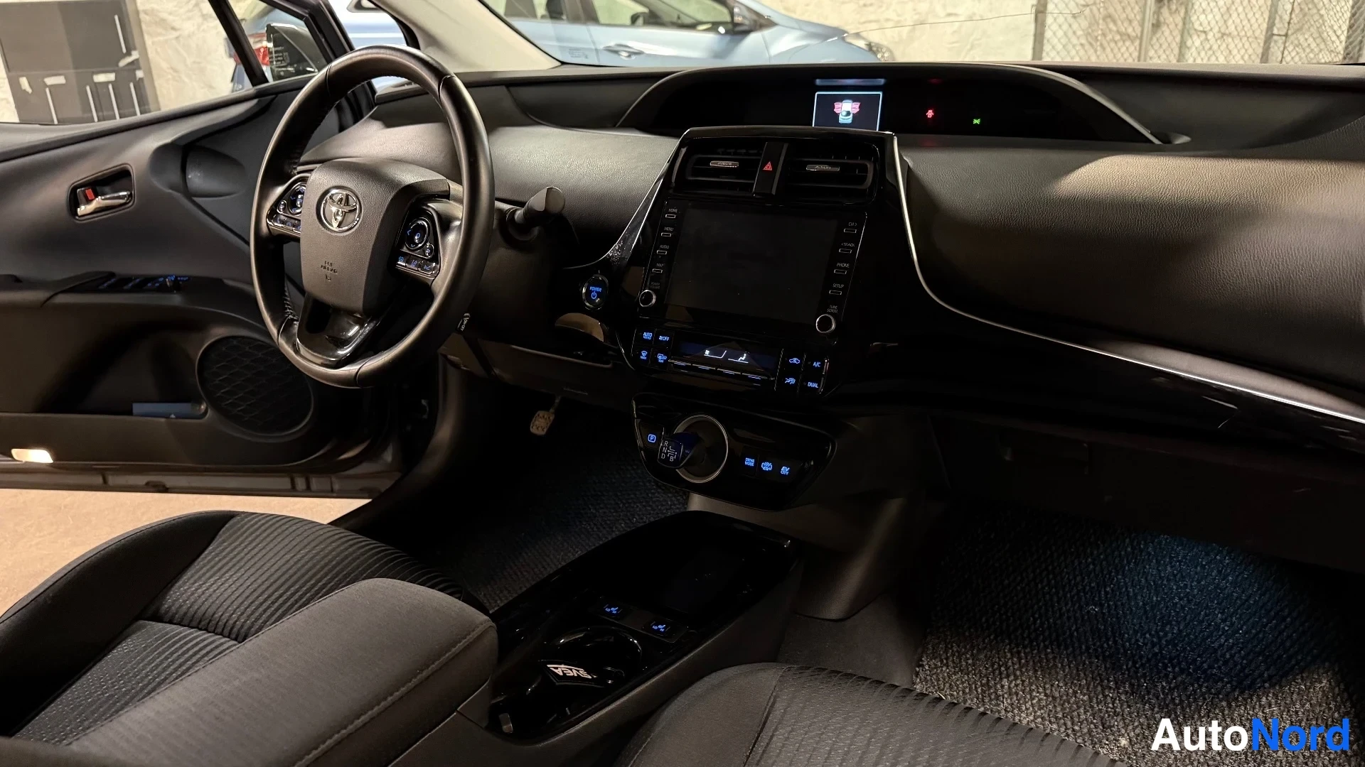 Harmaa Toyota Prius 2019, ohjaamo, kuva 13