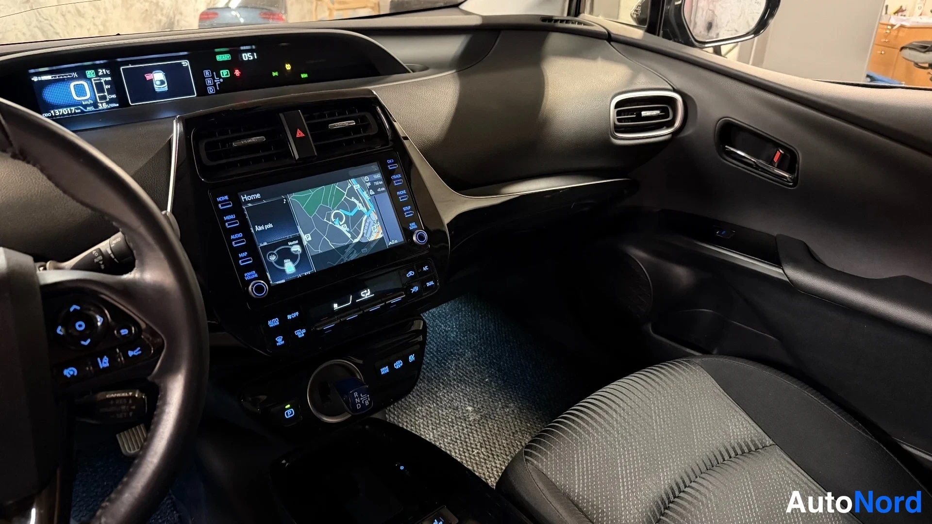 Harmaa Toyota Prius 2019, ohjaamo, kuva 15