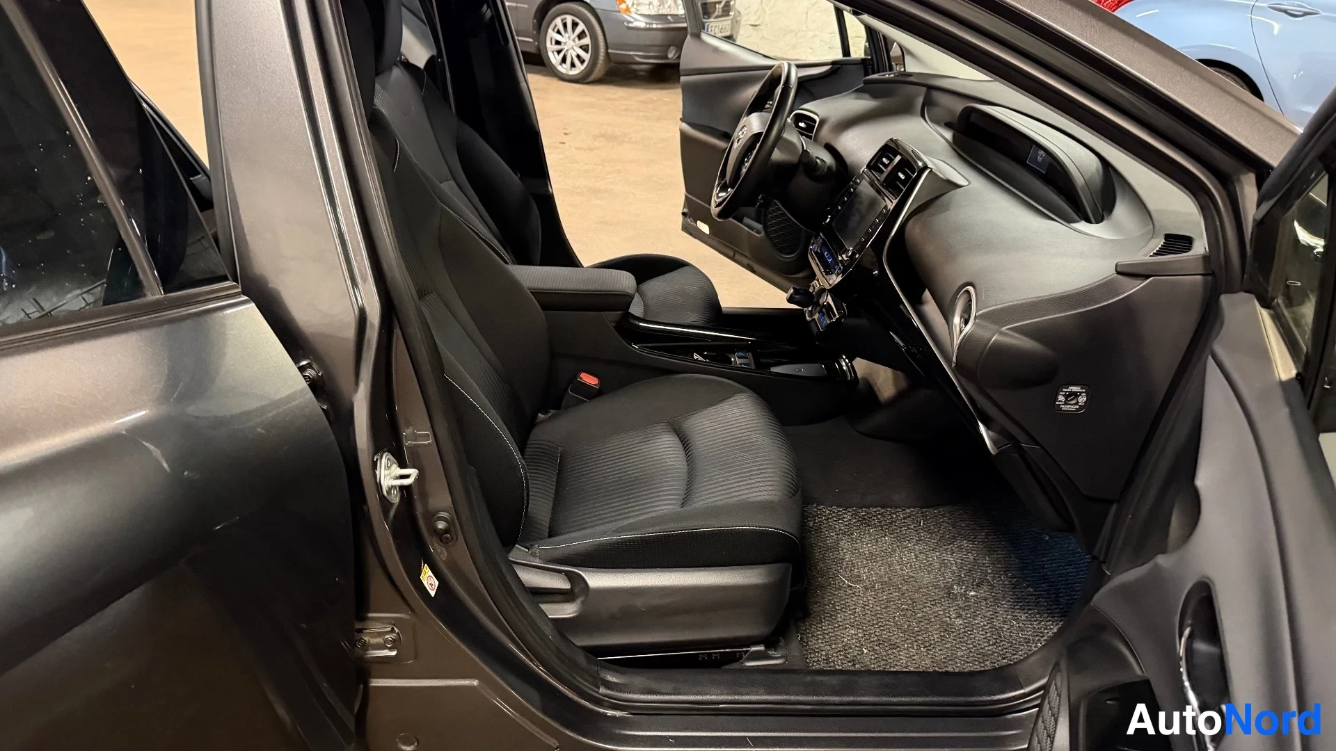 Harmaa Toyota Prius 2019, etuistuimet, kuva 16