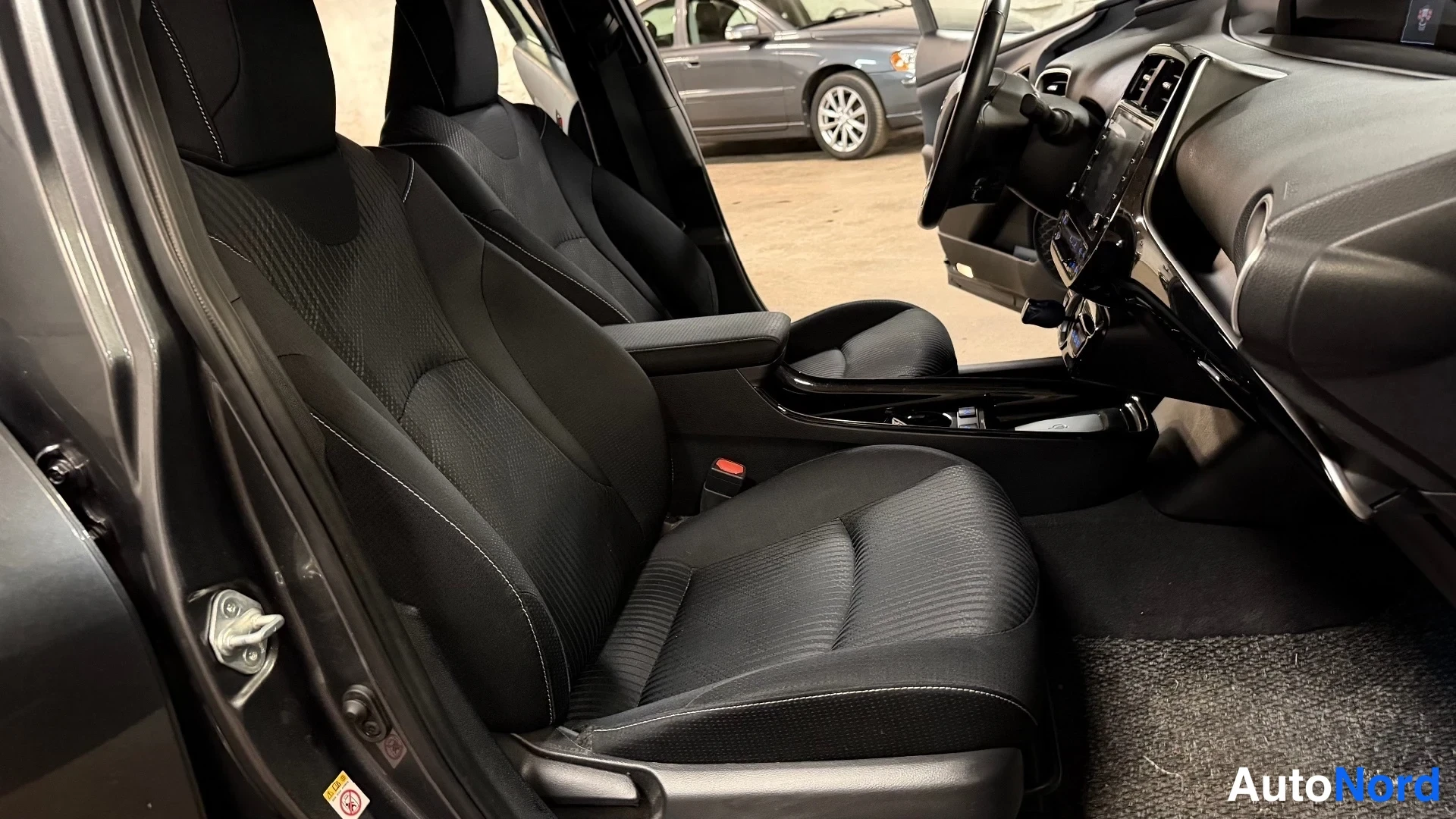 Harmaa Toyota Prius 2019, etuistuimet, kuva 17
