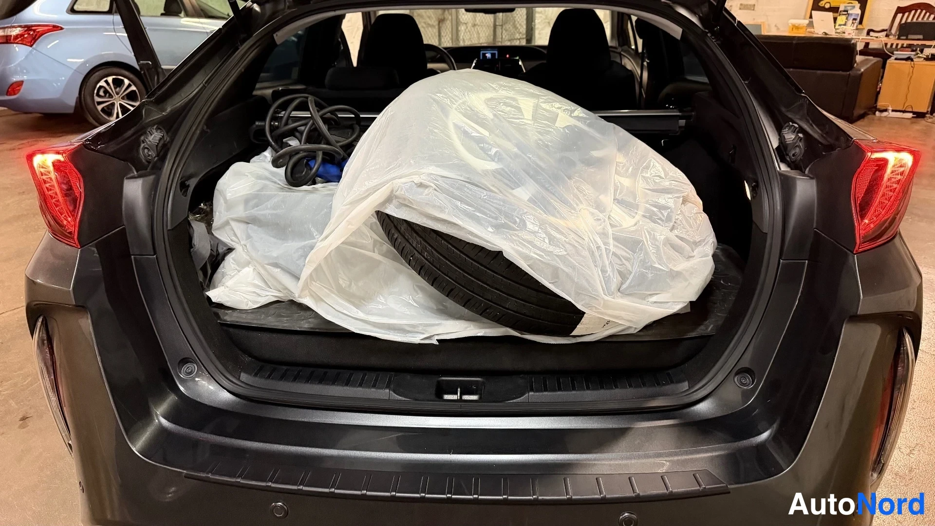 Harmaa Toyota Prius 2019, tavaratila, kuva 18