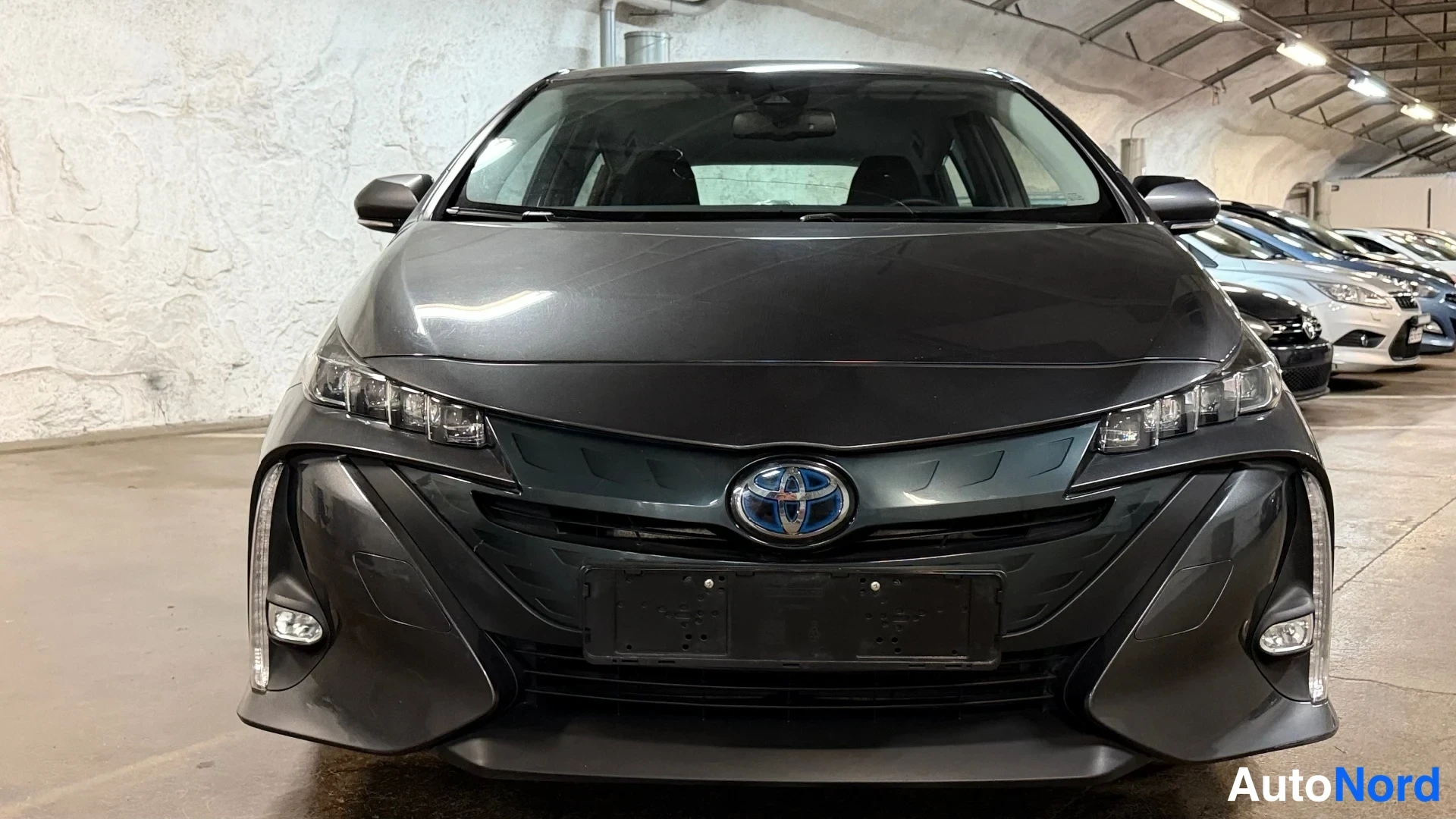 Harmaa Toyota Prius 2019, edestä, kuva 4