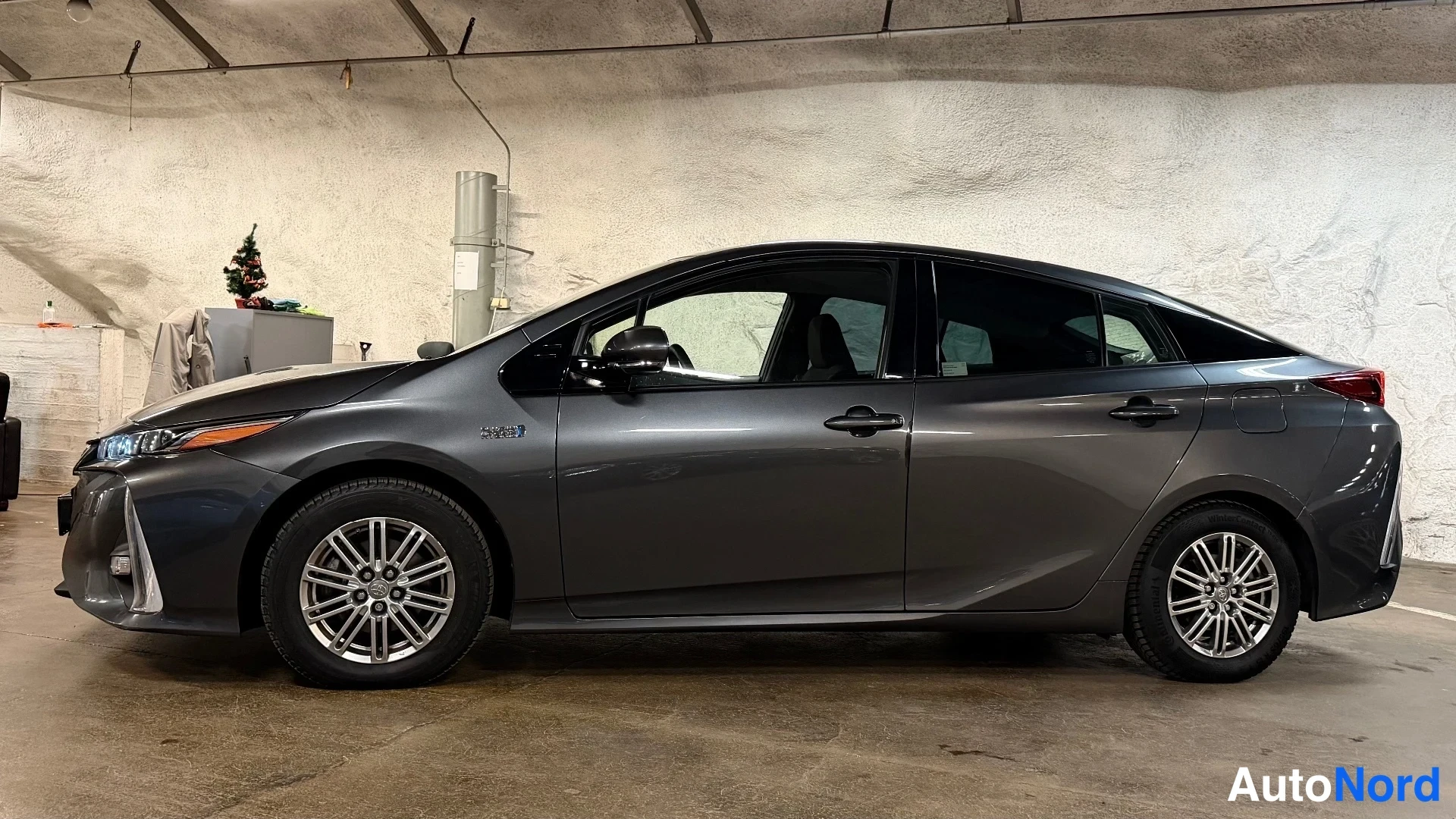 Harmaa Toyota Prius 2019, sivulta, kuva 5