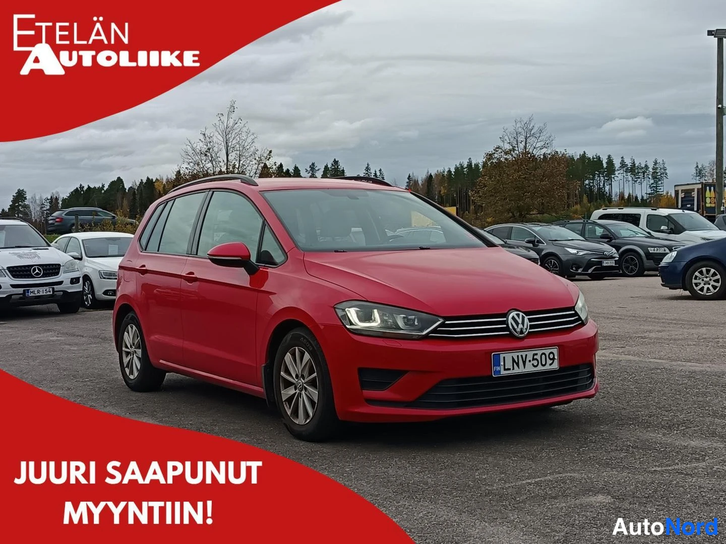 Punainen Volkswagen Golf Sportsvan 2017, etuviisto, keula oikealle, kuva 2