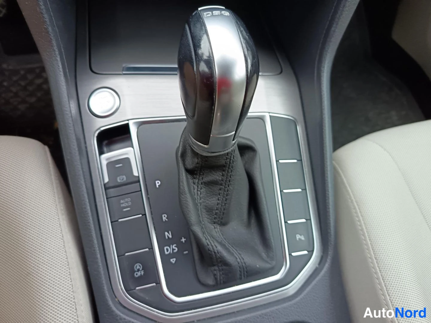 Punainen Volkswagen Golf Sportsvan 2017, yksityiskohta, kuva 14