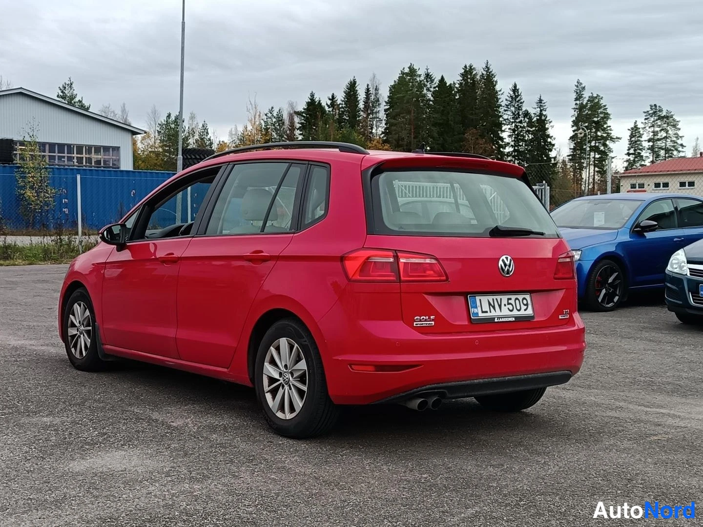Punainen Volkswagen Golf Sportsvan 2017, takaviisto, kuva 4