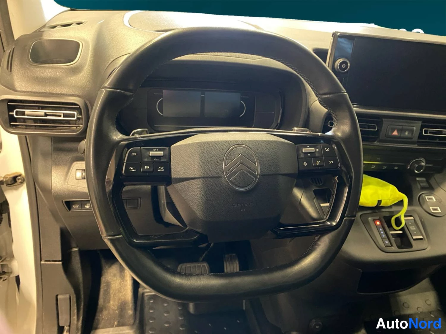 Valkoinen Citroen Berlingo 2025, yksityiskohta, kuva 14