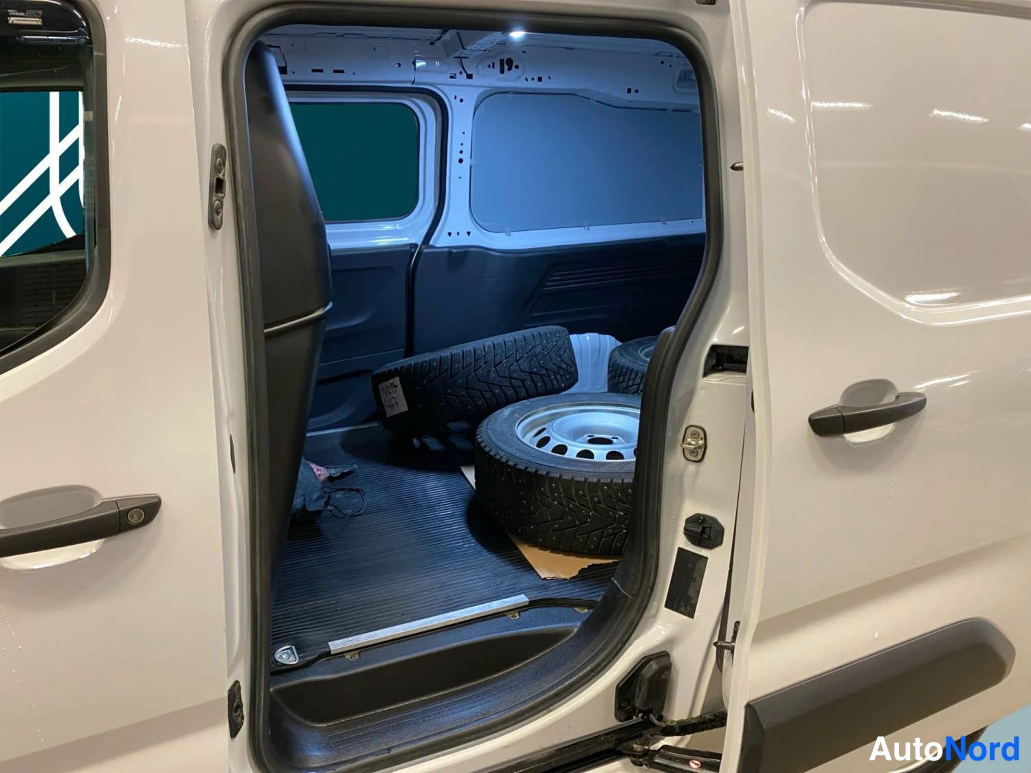 Valkoinen Citroen Berlingo 2025, tavaratila, kuva 11