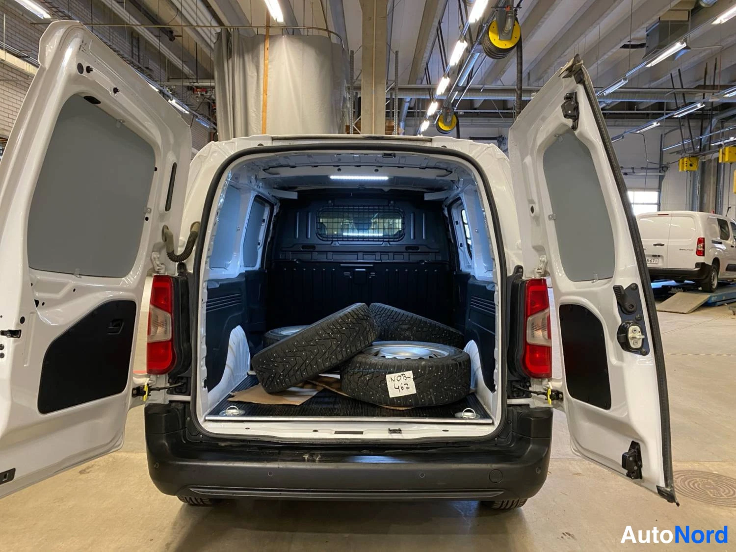 Valkoinen Citroen Berlingo 2025, tavaratila, kuva 12