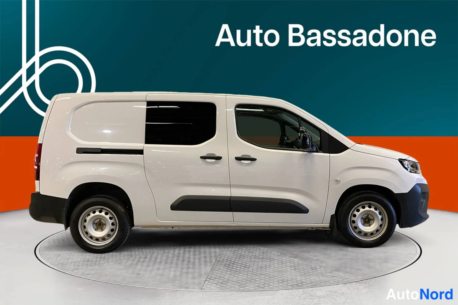 Valkoinen Citroen Berlingo 2025, sivulta, kuva 4