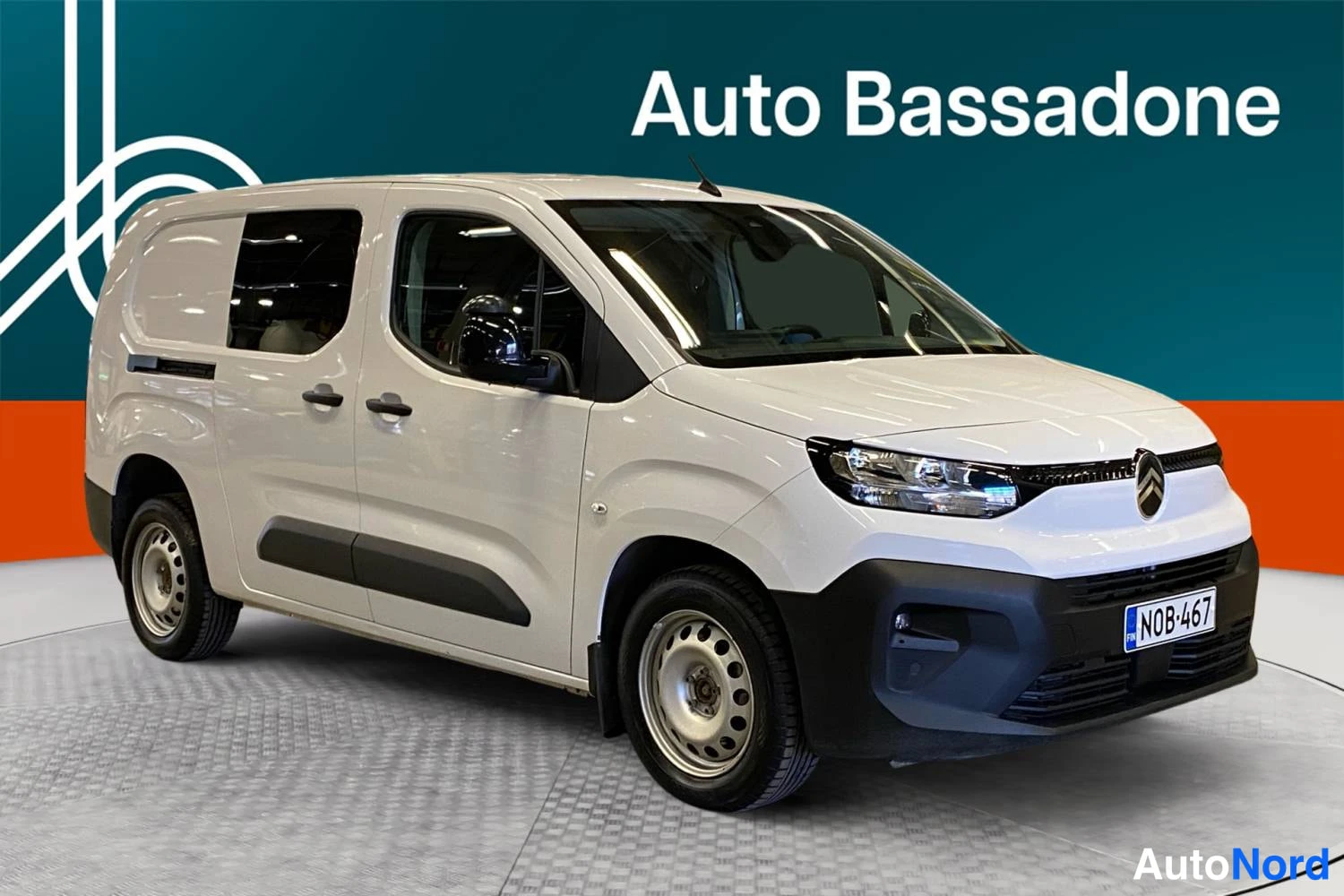 Valkoinen Citroen Berlingo 2025, etuviisto, keula oikealle, kuva 2