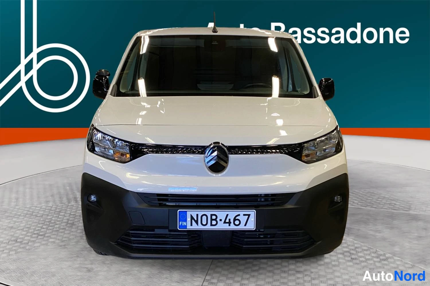 Valkoinen Citroen Berlingo 2025, edestä, kuva 3