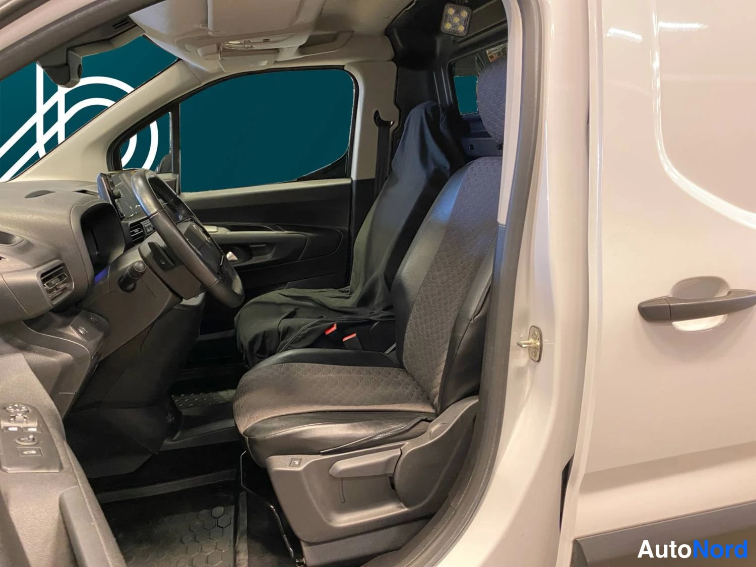 Valkoinen Citroen Berlingo 2025, etuistuimet, kuva 9