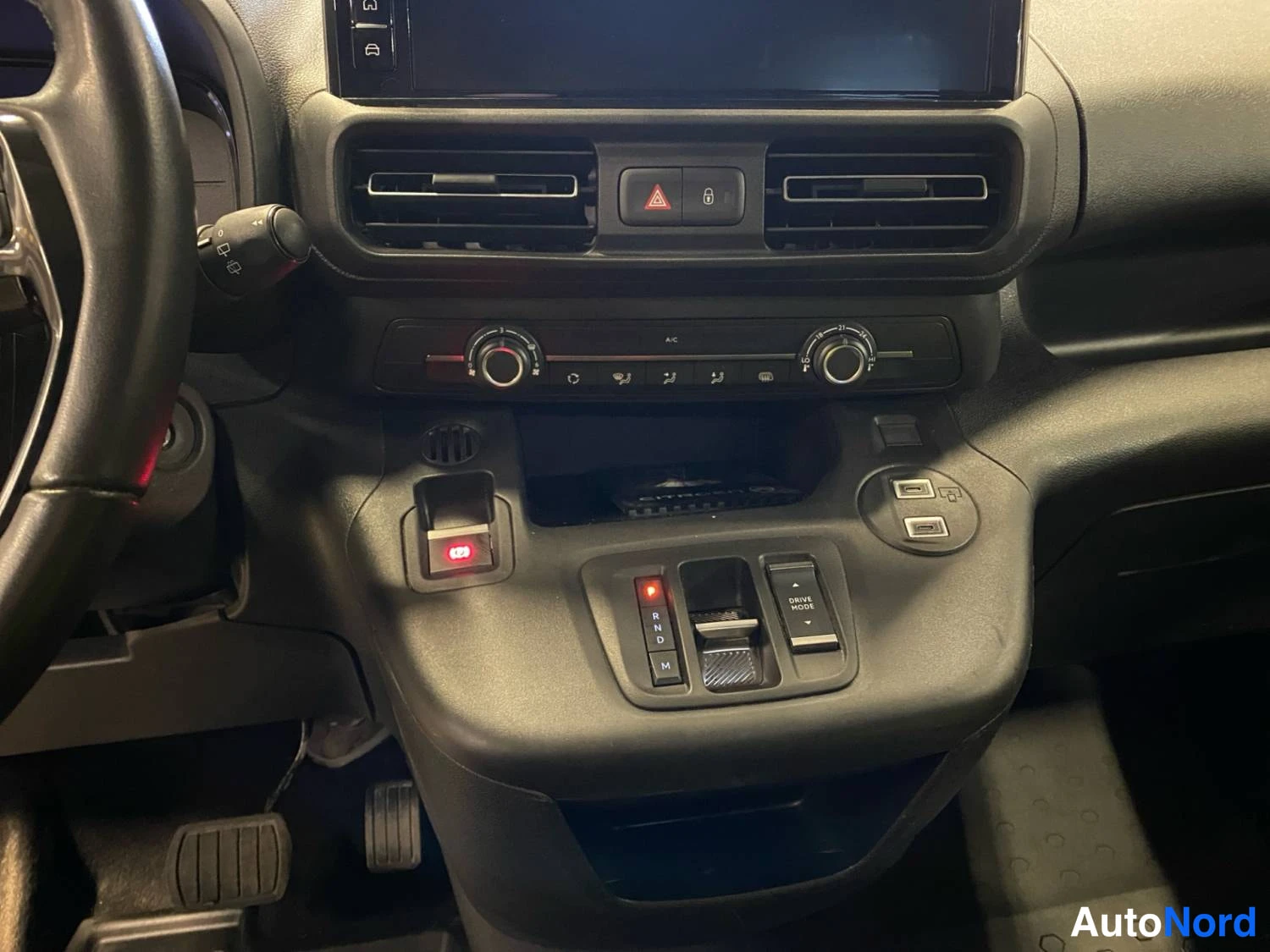 Valkoinen Citroen Berlingo 2025, yksityiskohta, kuva 13