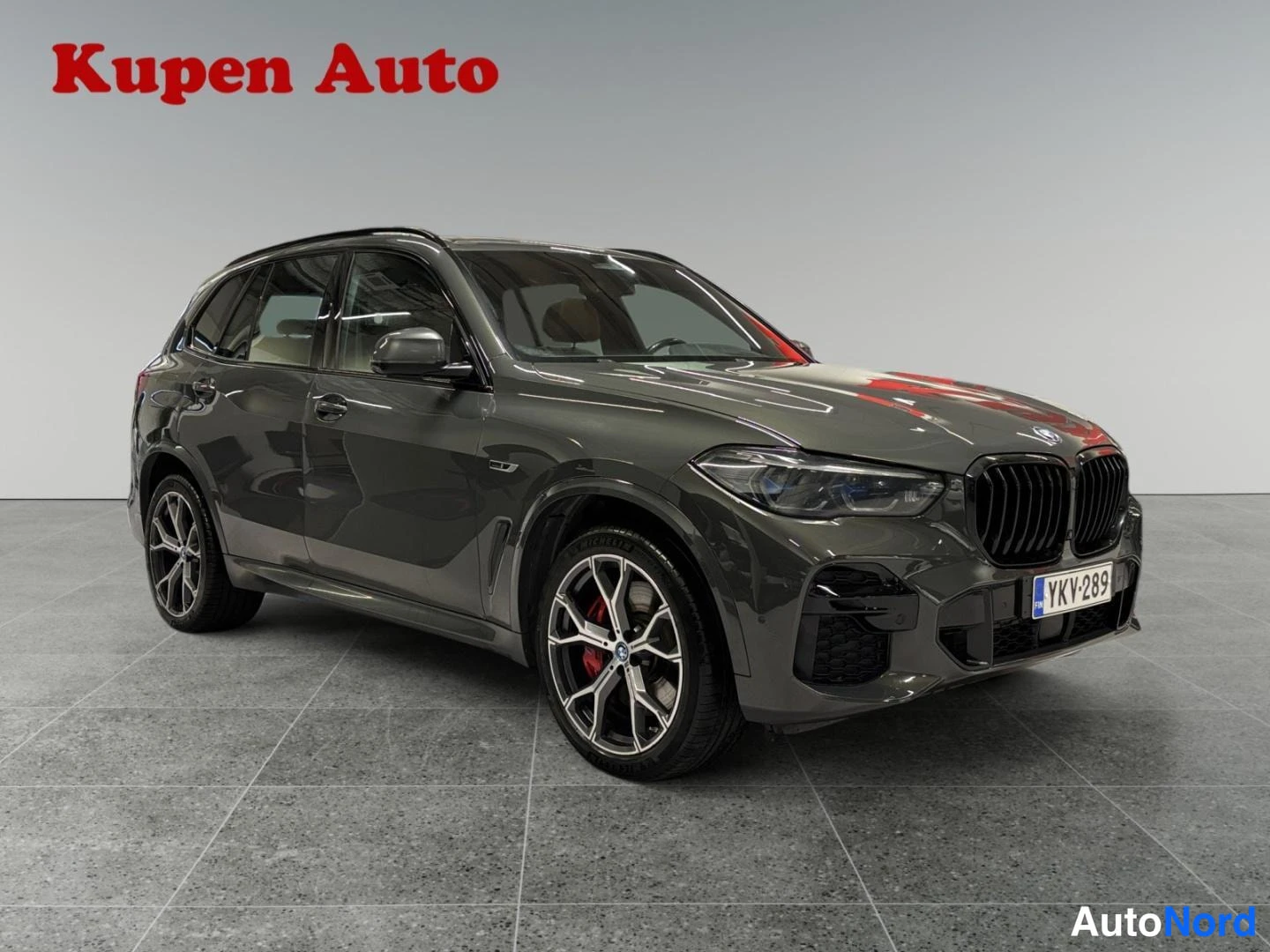 Harmaa BMW X5 2022, etuviisto, keula oikealle, kuva 2