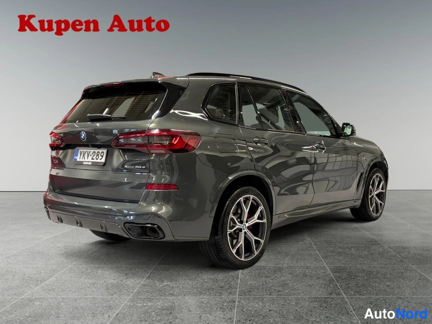 Harmaa BMW X5 2022, takaviisto, kuva 4
