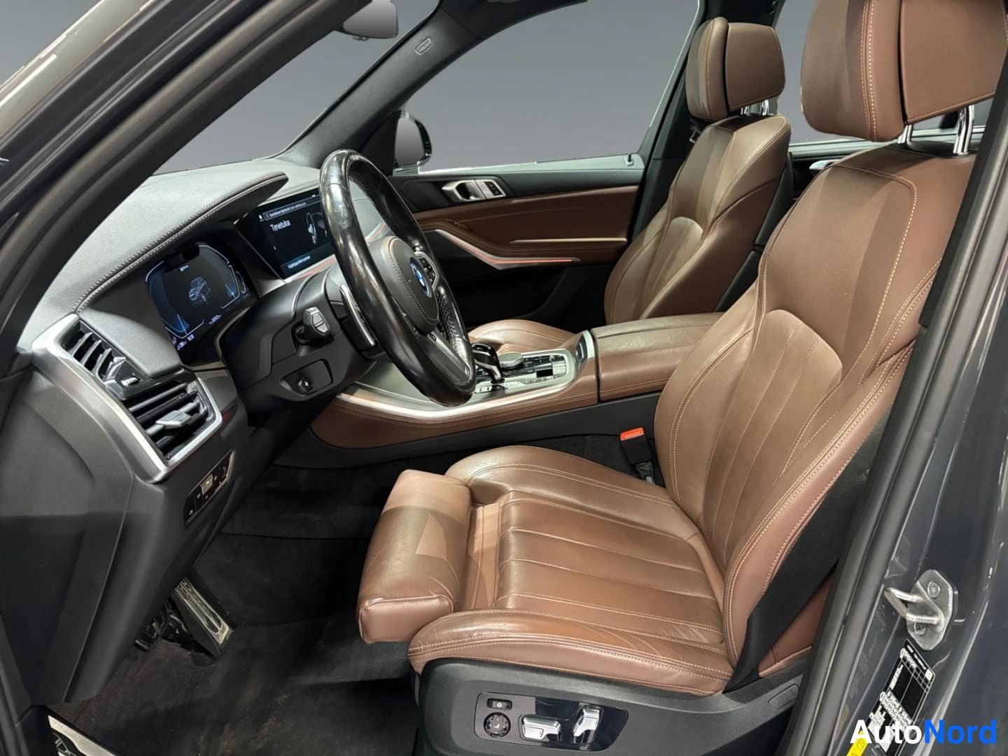 Harmaa BMW X5 2022, ohjaamo, kuva 5