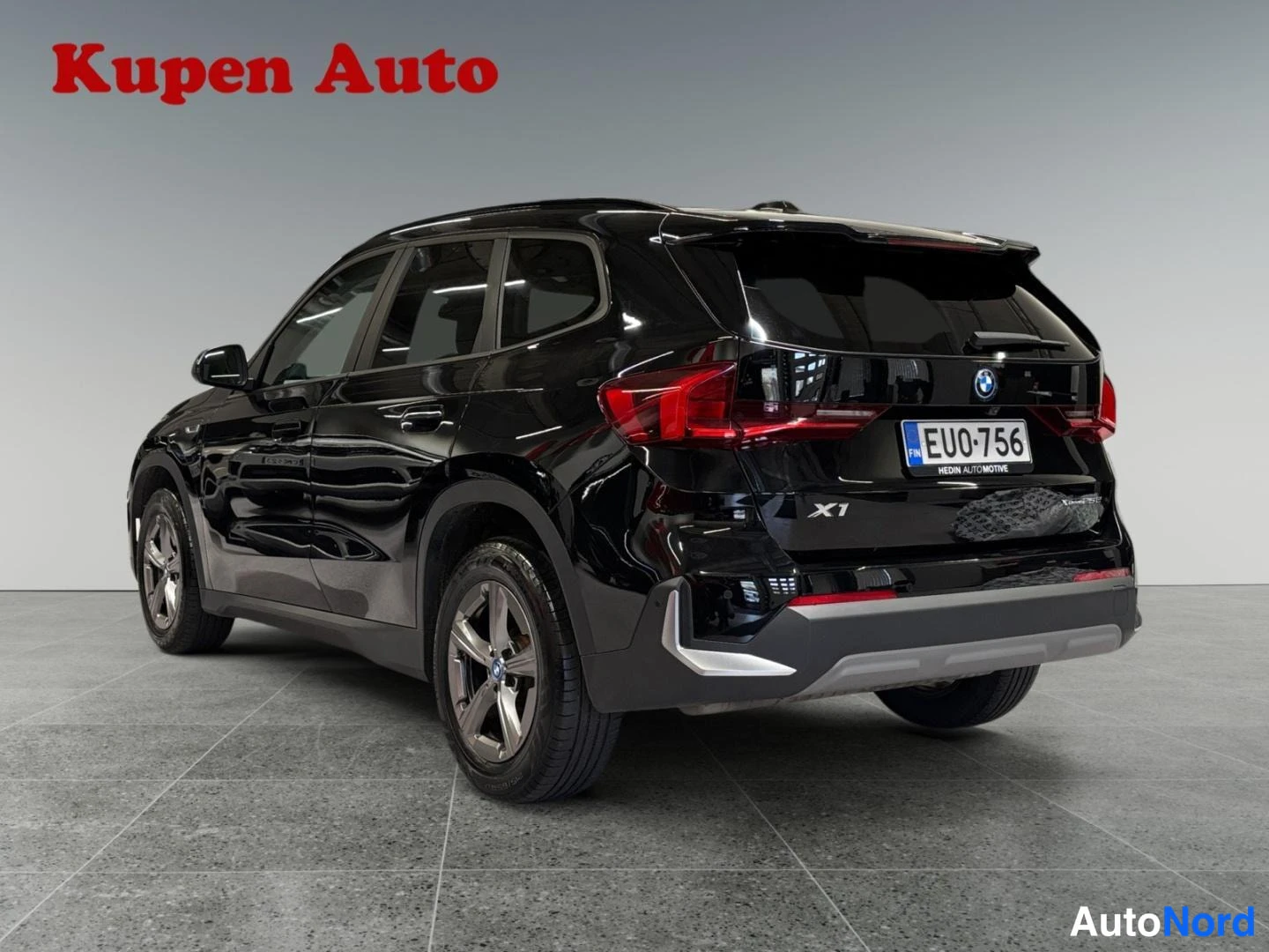 Musta BMW X1 2023, takaviisto, kuva 3