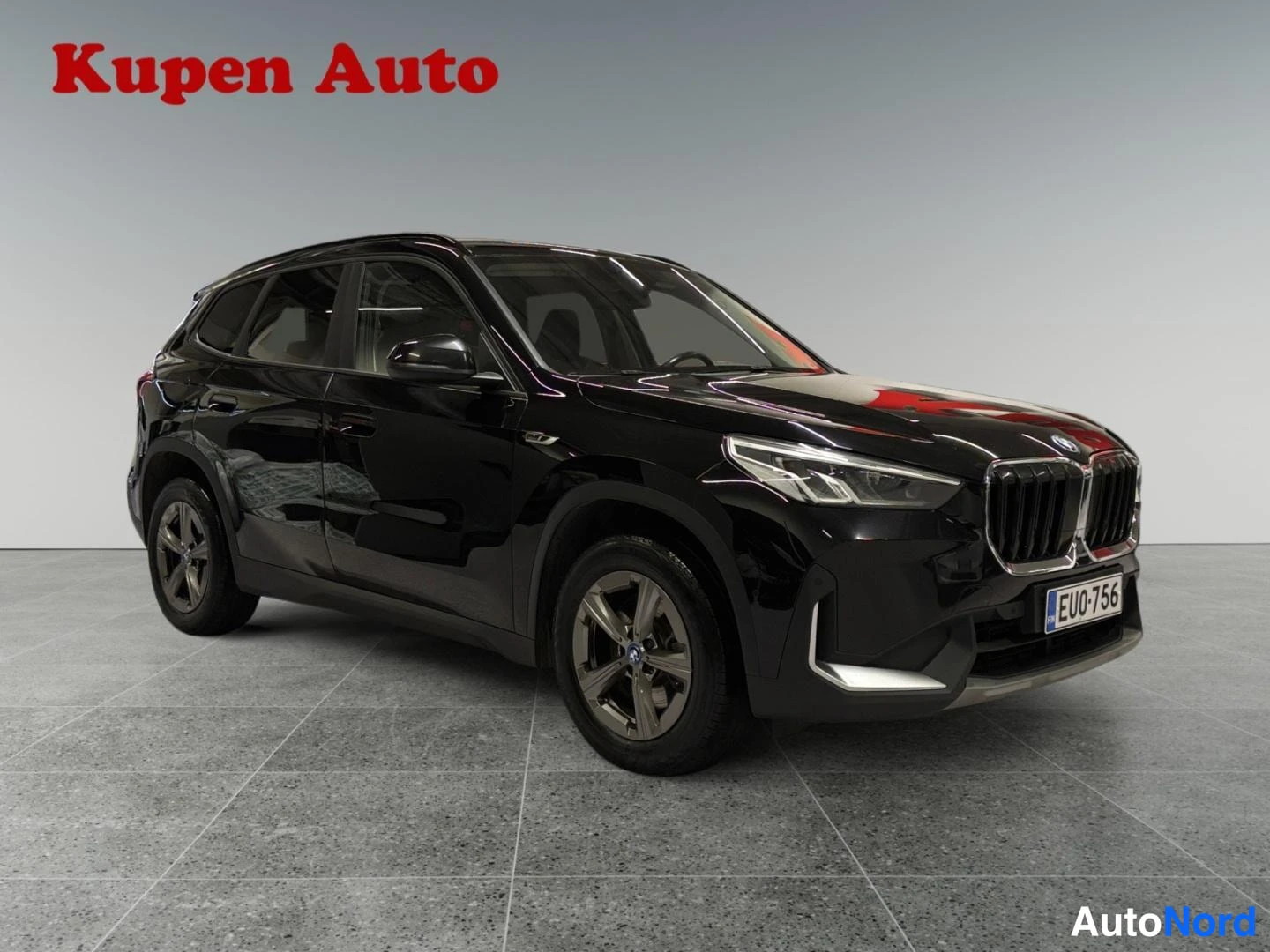 Musta BMW X1 2023, etuviisto, keula oikealle, kuva 2
