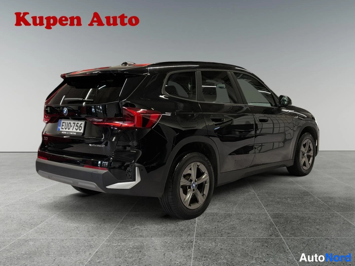 Musta BMW X1 2023, takaviisto, kuva 4