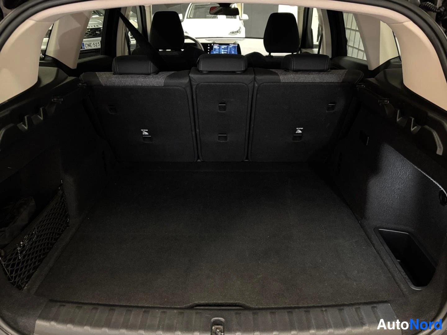 Musta BMW X1 2023, tavaratila, kuva 9