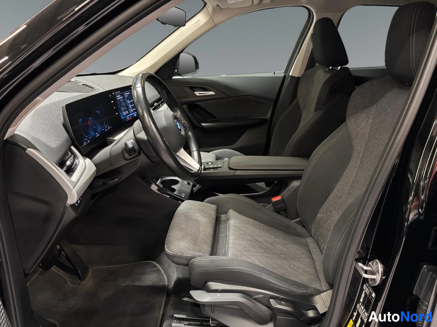 Musta BMW X1 2023, ohjaamo, kuva 5