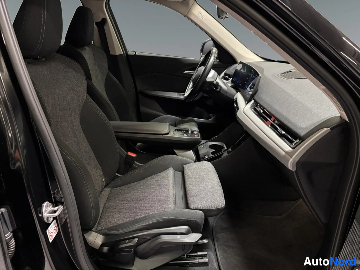 Musta BMW X1 2023, ohjaamo, kuva 6