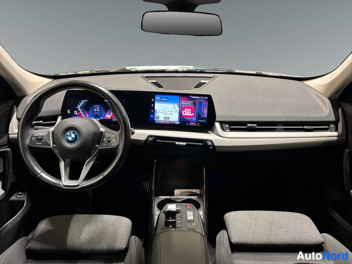 Musta BMW X1 2023, ohjaamo, kuva 7