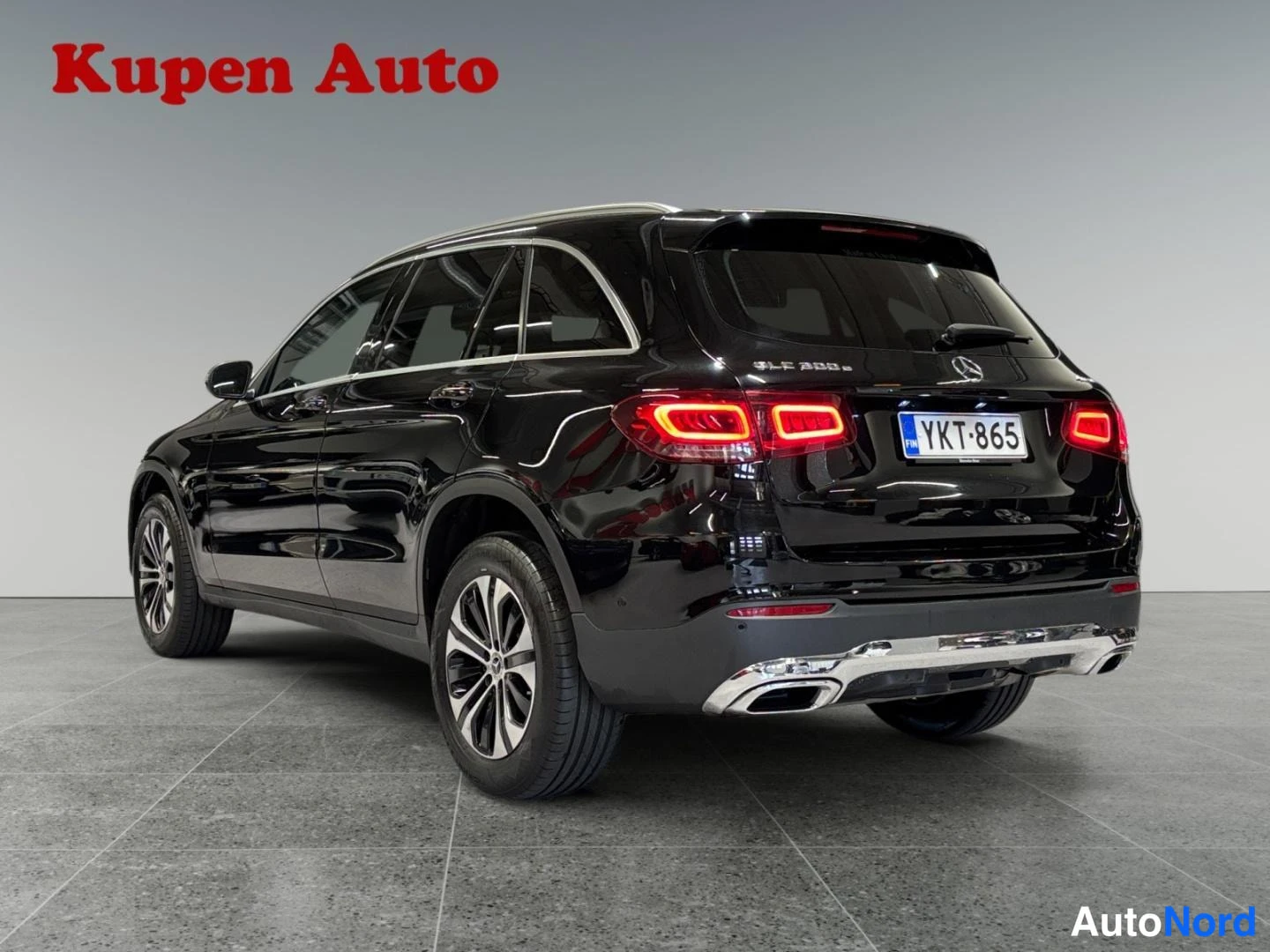 Musta Mercedes-Benz GLC 2022, takaviisto, kuva 3