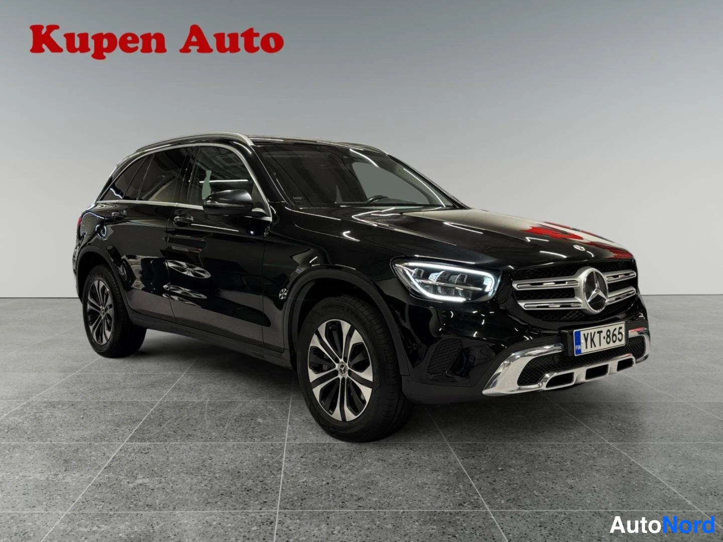 Musta Mercedes-Benz GLC 2022, etuviisto, keula oikealle, kuva 2