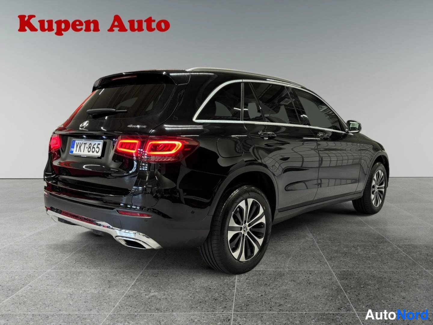 Musta Mercedes-Benz GLC 2022, takaviisto, kuva 4