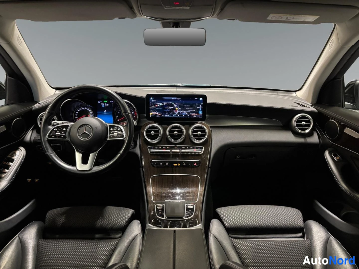 Musta Mercedes-Benz GLC 2022, ohjaamo, kuva 7